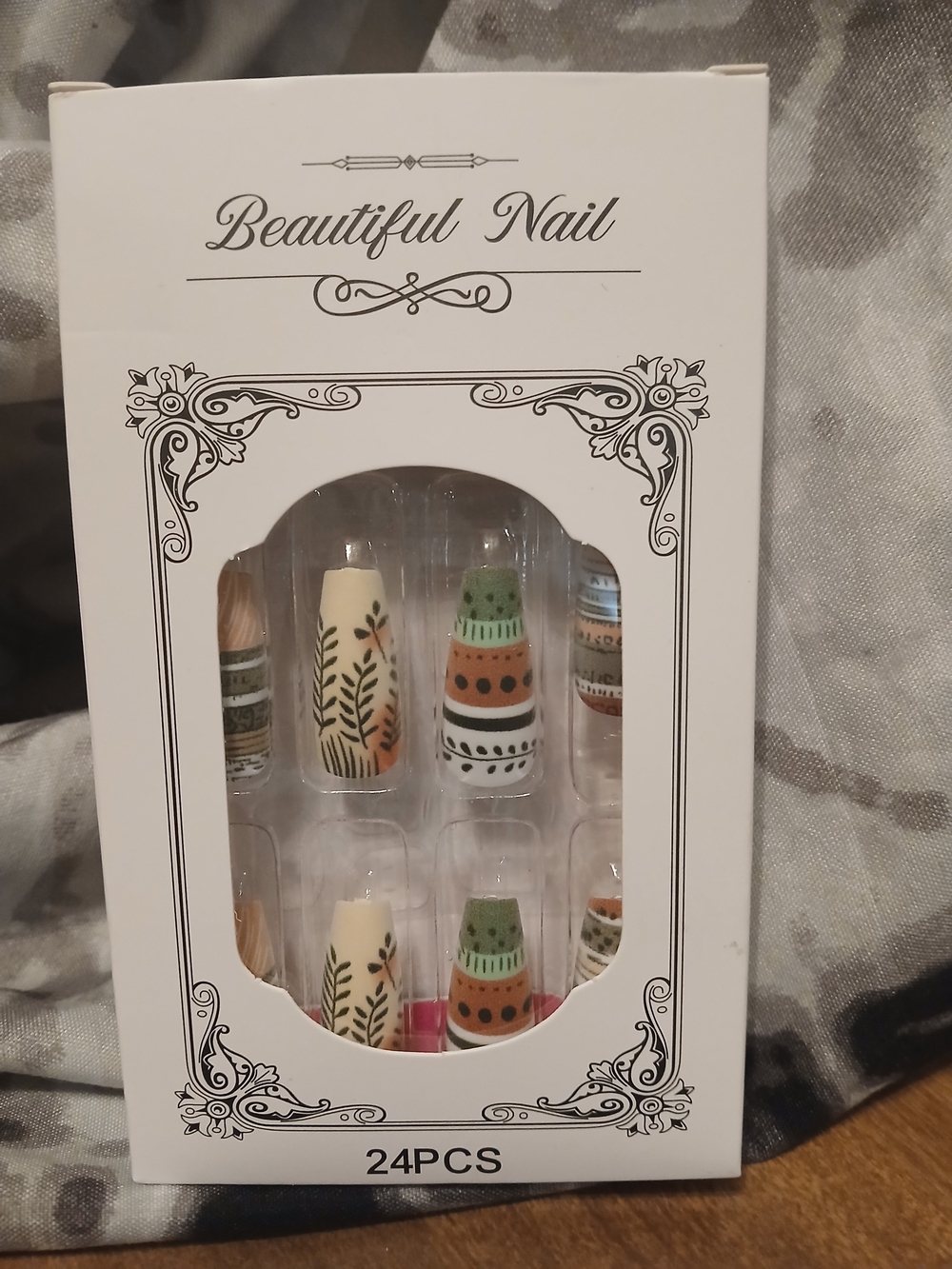Women’s Decorative Press-On Nails - Green & Cream Set